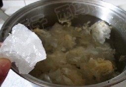 5、银耳雪梨红果羹 ,加入冰糖