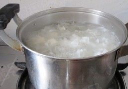 7、银耳雪梨红果羹 ,慢炖1小时左右，至汤汁粘稠