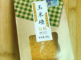 2、小米花生粥,准备好玉米渣