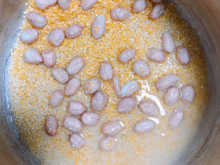 4、小米花生粥,放入高压锅中淘洗干净