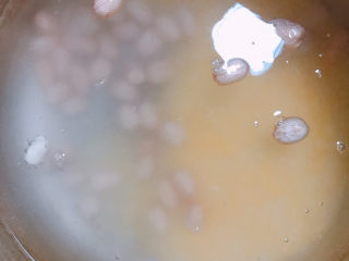 5、小米花生粥,加入适量清水