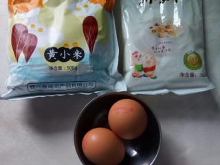 1、鸡蛋小米粥,准备食材。