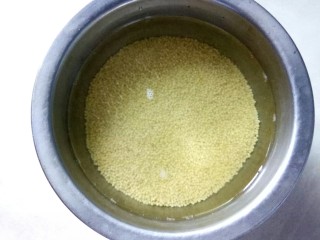 2、鸡蛋小米粥,小米用水泡发一晚。