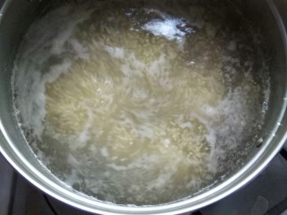 3、鸡蛋小米粥,锅中加水，放入小米大火熬煮。