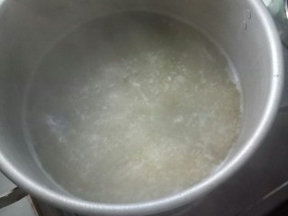 5、鸡蛋小米粥,大火煮粥。