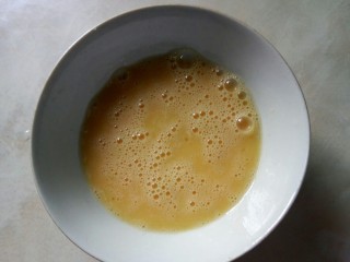 6、鸡蛋小米粥,鸡蛋加少许盐，打散。