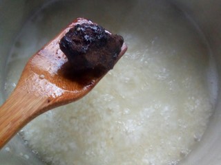 7、鸡蛋小米粥,锅中放入红糖。