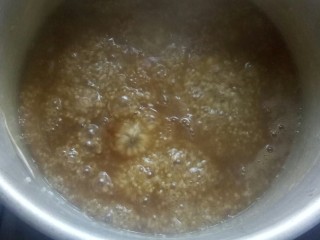 8、鸡蛋小米粥,搅拌均匀。