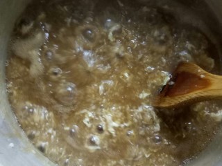 10、鸡蛋小米粥,边煮边用竹铲推动，以免沾锅。