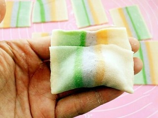 14、彩虹馄饨（宝宝超爱吃）,从下往上对折，捏紧边沿。