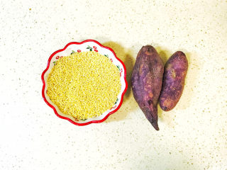 1、紫薯小米粥,准备好食材