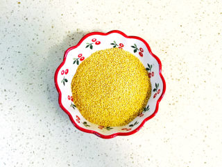 2、紫薯小米粥,小米洗净,洗时用水冲洗一下就好,不要搓洗,小米的外皮是最有营养的,不要搓洗掉了