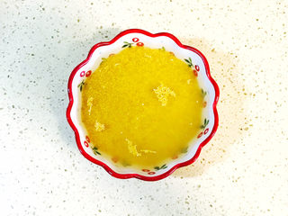 3、紫薯小米粥,洗净后,加水浸泡半小时,经过浸泡后的小米,熬出的粥,软糯适口