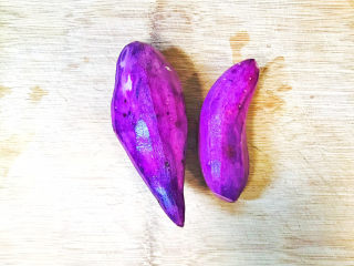 4、紫薯小米粥,紫薯洗净,去皮