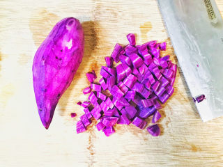 5、紫薯小米粥,切成小方丁