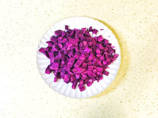 6、紫薯小米粥,全部切好,移至盘中