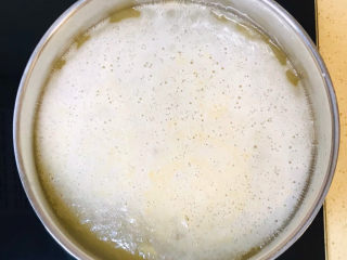 9、紫薯小米粥,大火煮沸后,会有浮沫冒出来