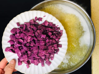 11、紫薯小米粥,浮沫基本都扔掉后,加入紫薯