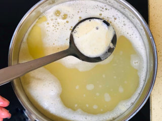 10、紫薯小米粥,用勺子舀出来扔掉