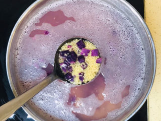 12、紫薯小米粥,搅拌均匀,继续大火煮沸