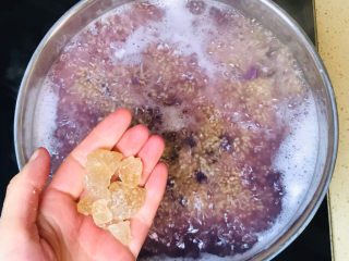 13、紫薯小米粥,加入适量的冰糖