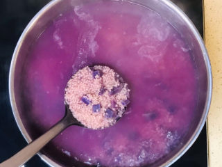 17、紫薯小米粥,煮好的标准是要看到小米爆开,紫薯软糯