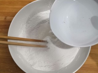 4、桂花糕,倒入水，边搅拌边到