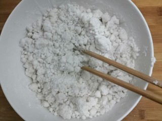 5、桂花糕,搅拌至如图，小团状