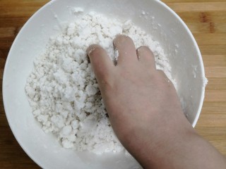 6、桂花糕,把手洗干净，把粉抓搓均匀