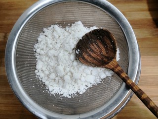 7、桂花糕,把粉放入筛勺，仔细的筛一遍