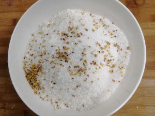 8、桂花糕,筛好的粉，里面倒入干桂花