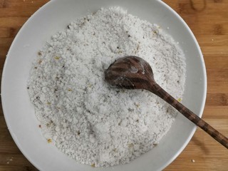 9、桂花糕,用勺子，轻柔的翻拌一下