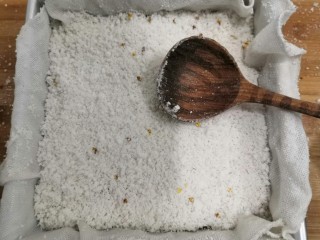 11、桂花糕,把粉放入模具中，表面轻轻的铺平，不要压实哦，不然蒸出来不松软