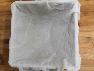 10、桂花糕,准备好模具，里面垫上，一块湿润的纱布