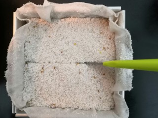 12、桂花糕,用刀子，把粉先分块，这样子蒸出来，再切，不会切碎