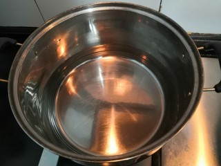 13、桂花糕,锅中加水，大火烧煮