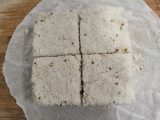 16、桂花糕,稍微凉凉，不烫手时，脱模