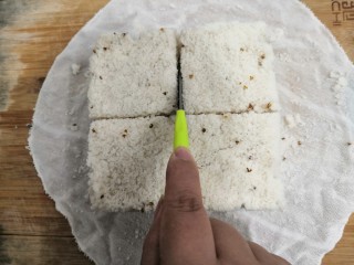 17、桂花糕,脱模后，用刀子，沿着切缝，再次划一下，这样，很容易就可以分块了