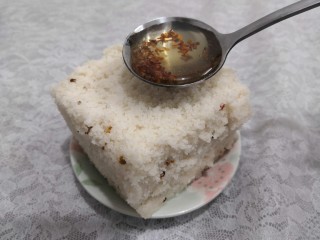 18、桂花糕,装盘后，淋上桂花蜜