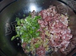 2、海鲜烧卖,肉馅加入葱姜搅拌均匀