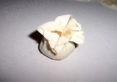 11、海鲜烧卖,用拇指和食指握住烧麦边，轻轻收一下