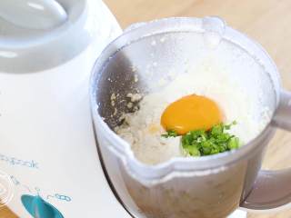 6、8m+小米饼(宝宝辅食),接着筛入面粉、放入香葱和蛋黄~