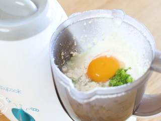 7、8m+小米饼(宝宝辅食),接着筛入面粉、放入香葱和蛋黄~