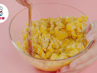 4、低卡红薯燕麦饼,再放入燕麦，搅拌均匀