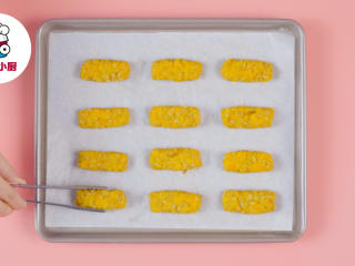 5、低卡红薯燕麦饼,取适量红薯燕麦泥，按成方形，摆入烤盘中，放入预热好180℃的烤箱中