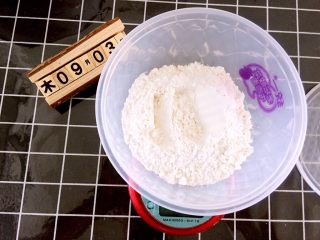 1、火腿肠咸司康,将面粉，泡打粉，盐，糖混合过筛