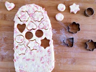 11、火腿肠咸司康,面团取出擀成薄片，对折。在擀成薄片。取模具做出喜欢的图形