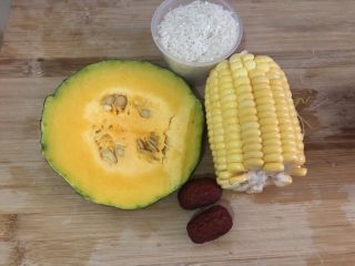 1、玉米南瓜粥,准备食材