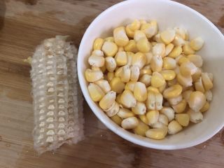 2、玉米南瓜粥,玉米洗干净剥粒