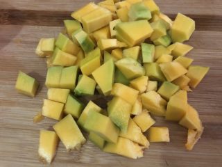 4、玉米南瓜粥,洗干净切粒